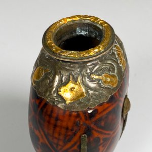 Mate galleta con linda virola de plata y oro decorada ,con soporte - imagen 4