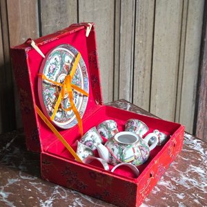 Juego de Té Oriental en Porcelana Policromada con Escenas Tradicionales - imagen 2