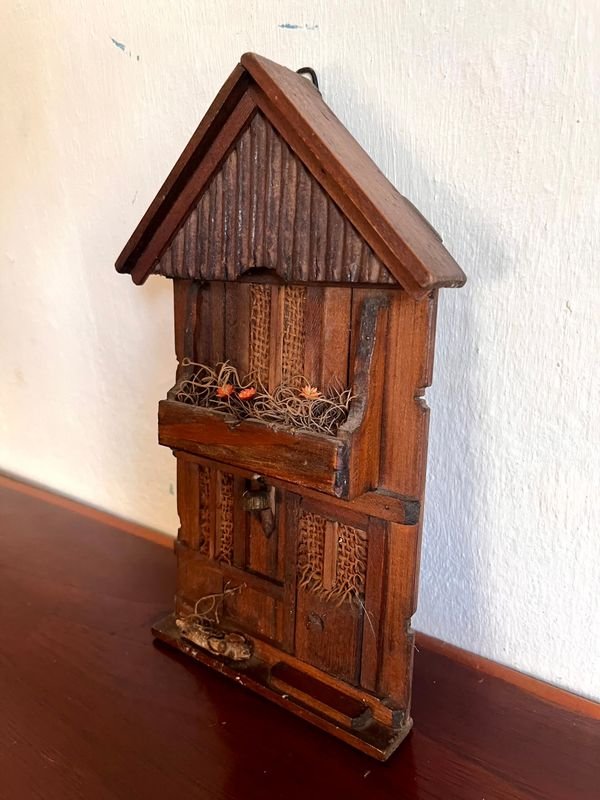 Adorno de Pared Casita Rústica en Madera con Detalles en Arpilleras - imagen 4
