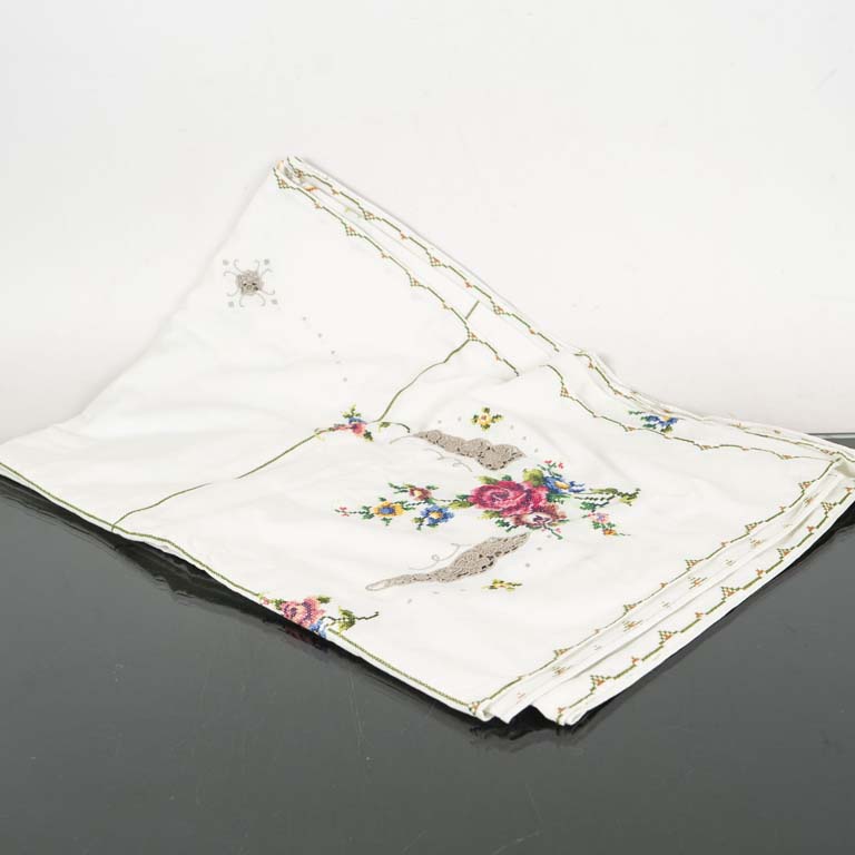 Lote siguiente: Mantel bordado y calado: Pieza decorativa de alta calidad