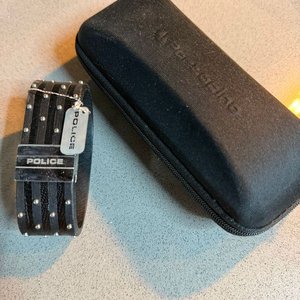 Lote siguiente: Pulsera Police con Estuche de Lentes Vacío y Franela