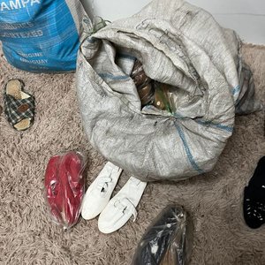 Lote de Más de 50 Pares de Pantuflas y Calzado Variado - imagen 5