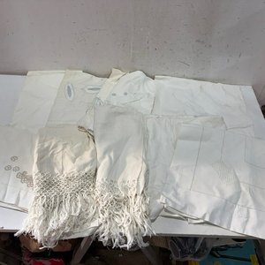 Lote anterior: Lote de Fundas para Almohadones Bordados, Toallas Antiguas y Textiles Varios