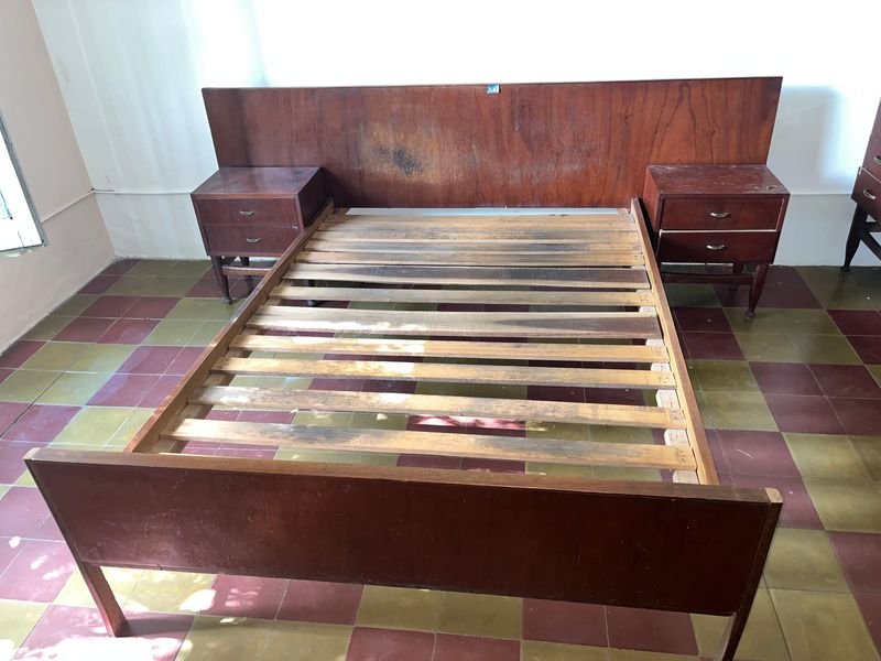 CAMA 2 PLAZAS CON 2 MESAS DE LUZ