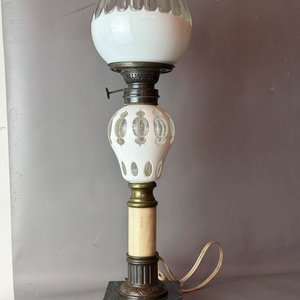 Lámpara de Mesa Antigua con Pie de Bronce y Opalina Tallada - imagen 1