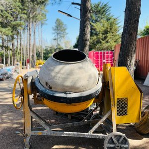 Hormigonera a Nafta Amarilla con Motor y Rueda de Arranque - imagen 1