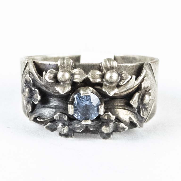 Lote siguiente: Anillo de plata con diseño floral - Peso: 3,3gr