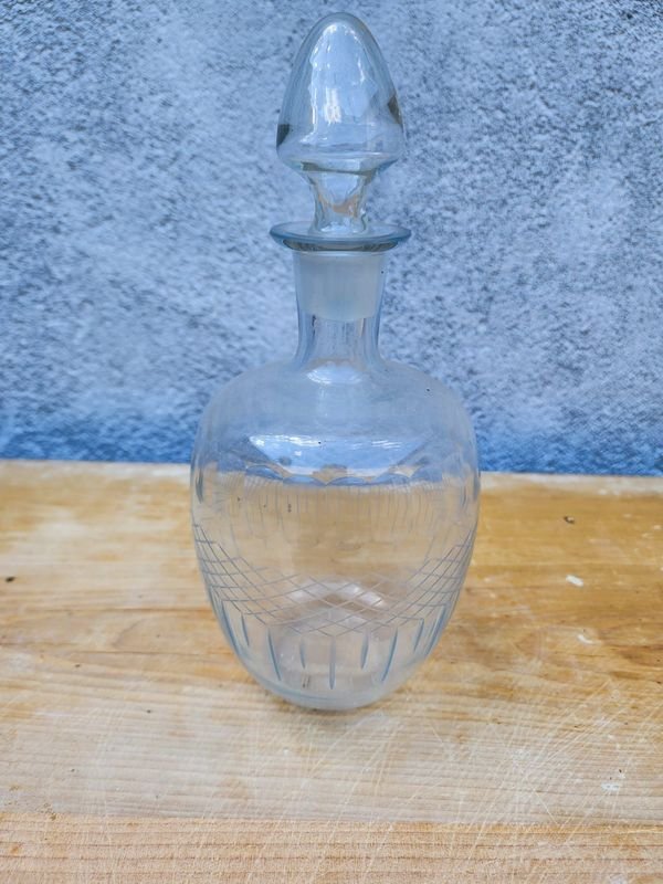 Licorera de Cristal Tallado con Tapón