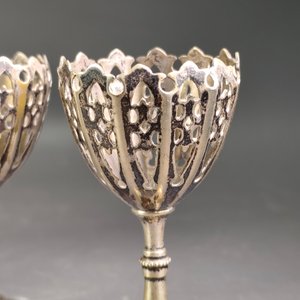 Lote de 9 piezas: Copitas metálicas caladas y shots de cristal ruby con soportes - imagen 7