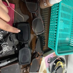 Lote de Maquillaje, Lentes de Sol, Organizador y Accesorios Varios - imagen 3