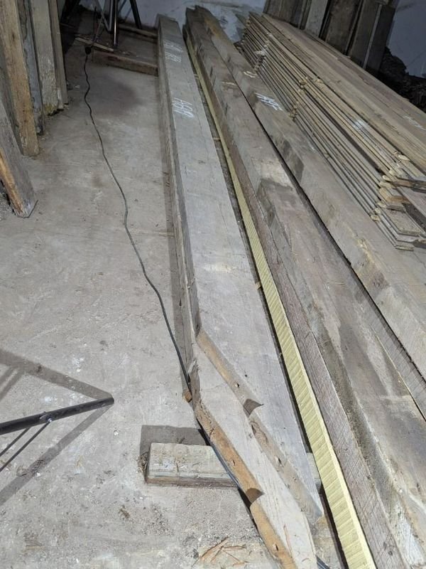 Lote siguiente: Dos tirantes de pinotea para vino