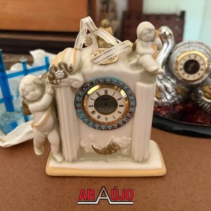 Lote siguiente: Reloj de Mesa Estilo Clásico y Adornos Varios