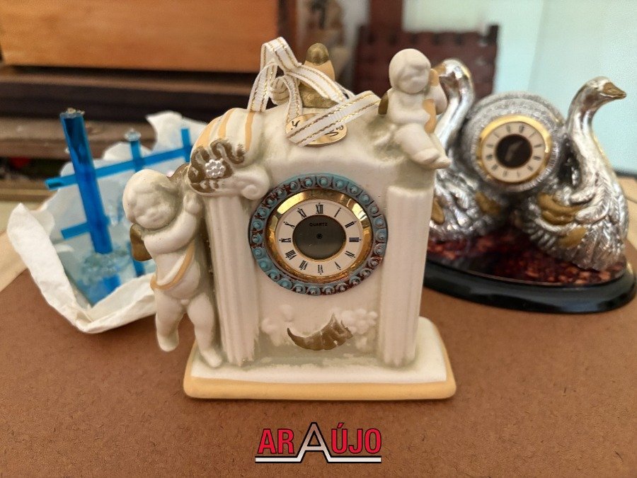 Reloj de Mesa Estilo Clásico y Adornos Varios