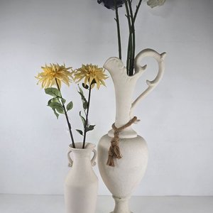 Lote anterior: Dos Grandes Floreros Blancos con Flores Artificiales