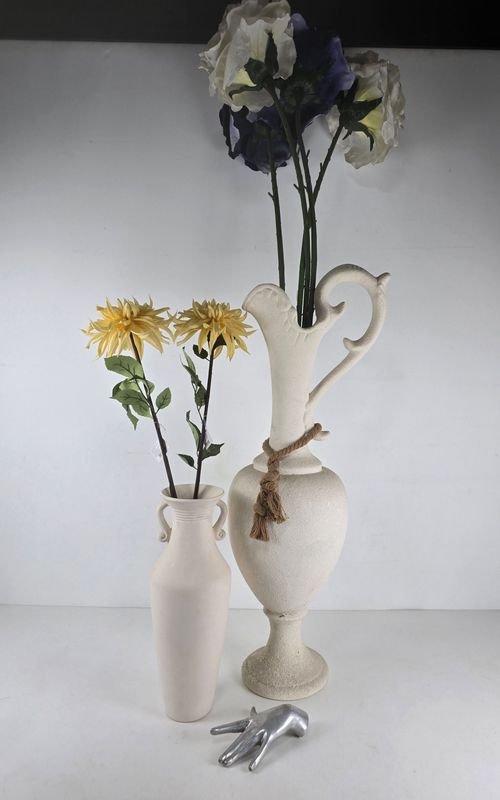 Dos Grandes Floreros Blancos con Flores Artificiales