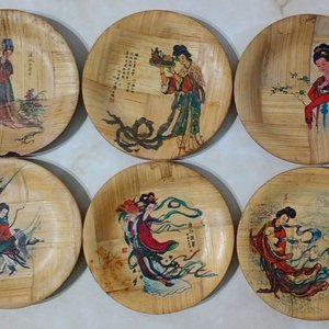 Lote siguiente: Platillos Decorativos Vintage de Bambú con Figuras Orientales - Hechos en Taiwán