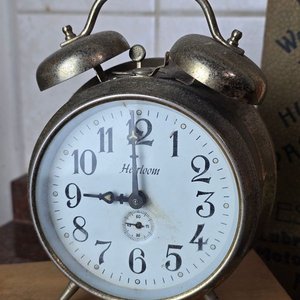 Conjunto Variado de Papelería Antigua: Calendario, Lápices de Colores, Reloj Despertador y Más - imagen 2