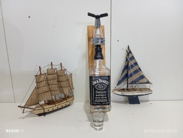 4 Piezas Decorativas: Dispensador Jack Daniel's con Vaso Shot y 2 Maquetas de Barcos - imagen 1