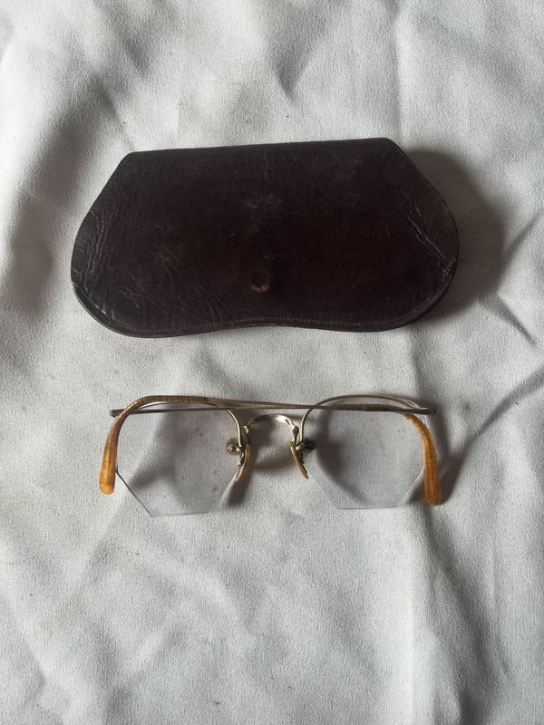 Lote anterior: Lentes de sol con estuche de cuero