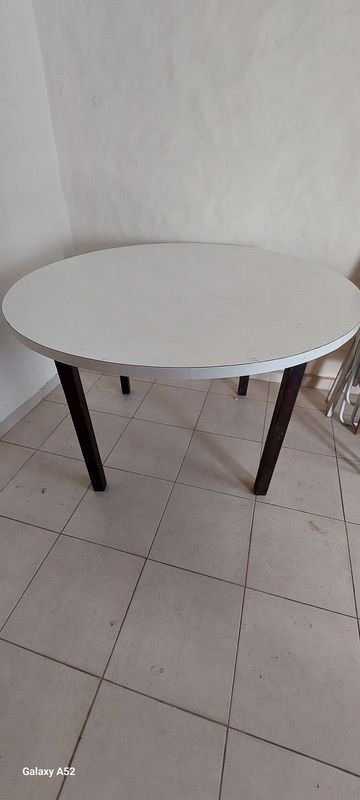 Lote anterior: Mesa de comedor circular con patas metálicas