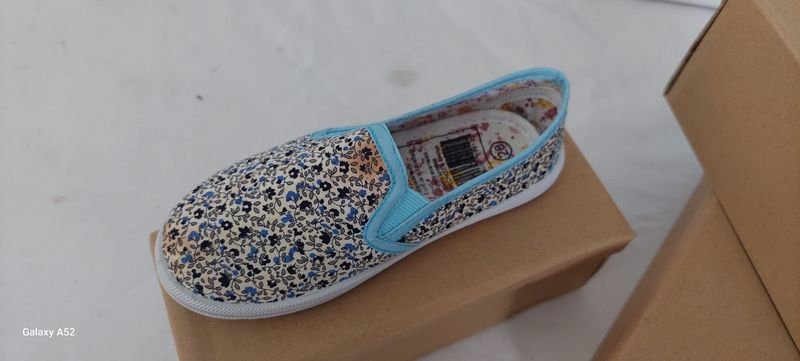 Zapatos de tela azul con diseño colorido - imagen 3