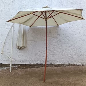 Sombrilla lateral de pie brazo curvo soporte principal sin base / Sombrilla tradicional de eje central con mástil de madera – Las Dos con Detalles - imagen 9