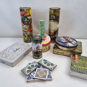 Lote Decorativo de Latas Coleccionables con Diseños de Ciudades Europeas y Época - imagen 2