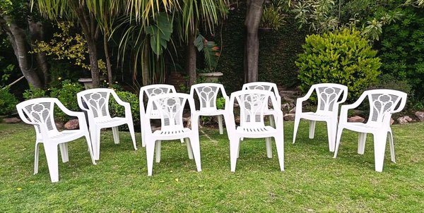 Set de 9 Sillas Blancas de PVC para Jardín Marca Flora