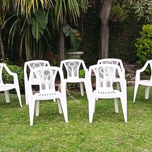 Set de 9 Sillas Blancas de PVC para Jardín Marca Flora - imagen 1