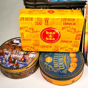 Lote de Latas de Galletas Vintage y Revistas de Pesca - imagen 3