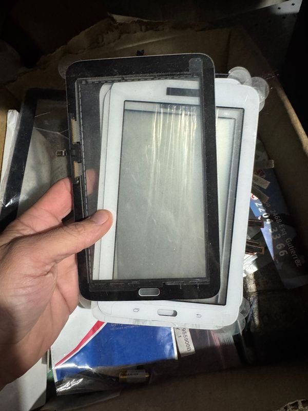 Lote de Repuestos para Tablets y Celulares, Más de 200 Unidades