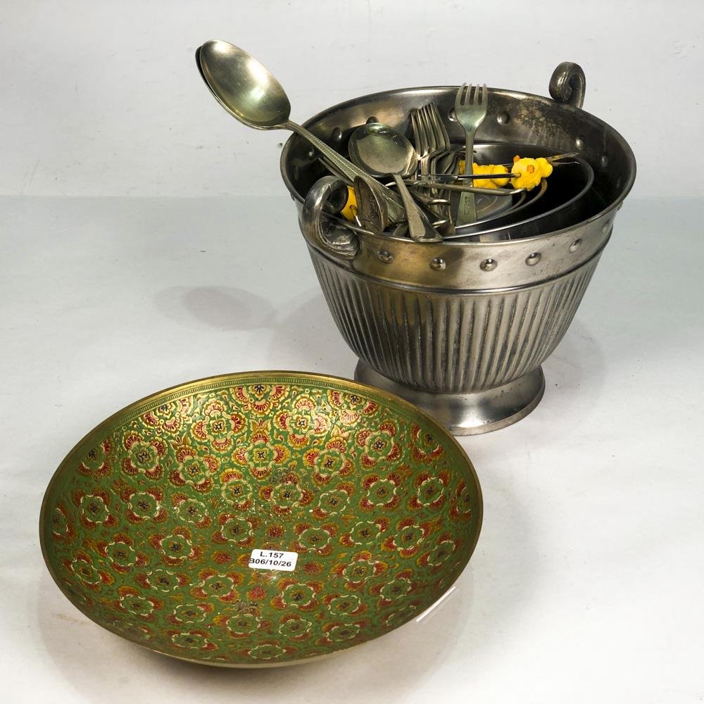 Hielera Metálica con Centro de Bronce Labrado y Cubiertos Varios