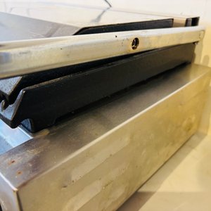 Lote #027 – Plancha grill eléctrica profesional con placas acanaladas y estructura de acero inoxidable – 43x31x20cm - imagen 3