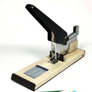 Grapadora Metálica Antigua con Caja de Grapas Varias - imagen 4