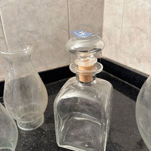 Lote de 7 Artículos de Vidrio: Centro de Mesa, Florero, Botellones y Tubos - imagen 4