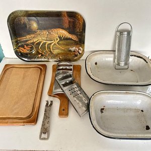 Set de Cocina: 2 Fuentes Enlozadas, 2 Tablas de Madera y 3 Rayadores - imagen 2