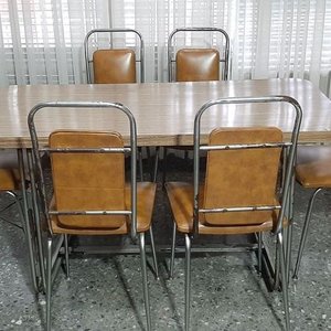 Lote siguiente: Juego de Comedor: Mesa con Tapa Cerámica y 6 Sillas Tapizadas