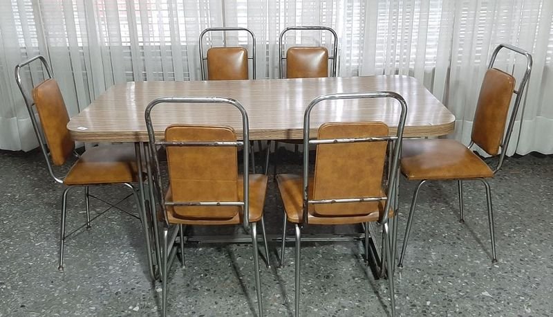Juego de Comedor: Mesa con Tapa Cerámica y 6 Sillas Tapizadas