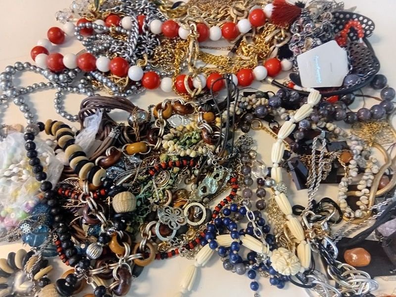 Lote siguiente: Colección de Collares Diversos