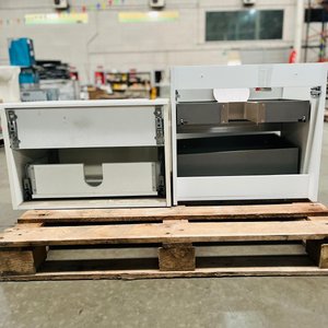 Lote de 2 Muebles de Baño Blancos con Bacha de Vidrio y Detalles - imagen 5