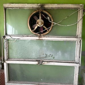 Lote siguiente: Ventana antigua con extractor de aire