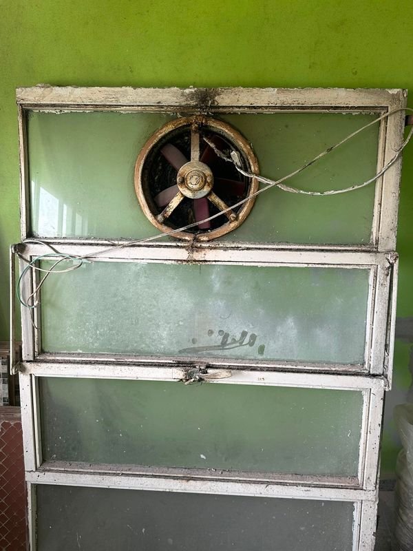 Ventana antigua con extractor de aire