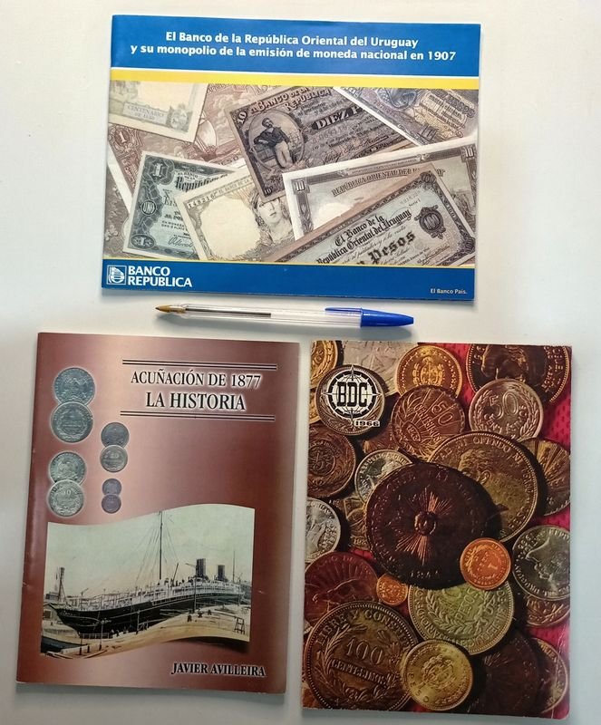 Lote de 3 publicaciones sobre el Banco de la República Oriental del Uruguay y monedas