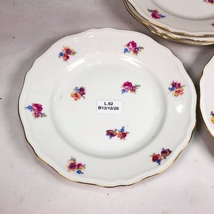 Cinco Platos de Porcelana Checa con Flores y Borde Dorado - imagen 3