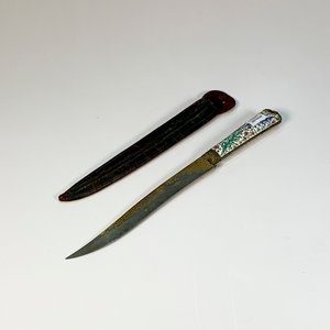 Lote anterior: Cuchillo Estilo Árabe con Cabo de Bronce, Esmalte y Vaina de Cuero