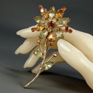 Pulsera Dorada y Dos Prendedores Vintage con Piedras Sintéticas - imagen 5
