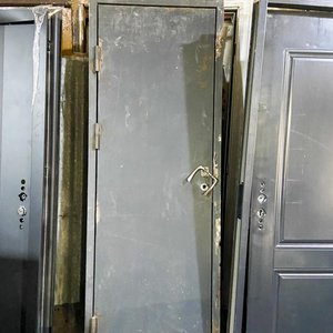 Lote siguiente: Una puerta de chapa color gris con detalle 205 x 75 cm