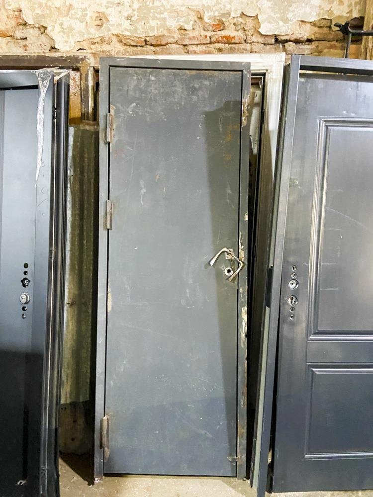 Una puerta de chapa color gris con detalle 205 x 75 cm