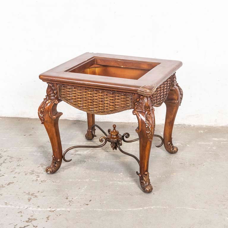 Lote siguiente: Mesa de living en compensado, metal y fibras con detalles en la pintura