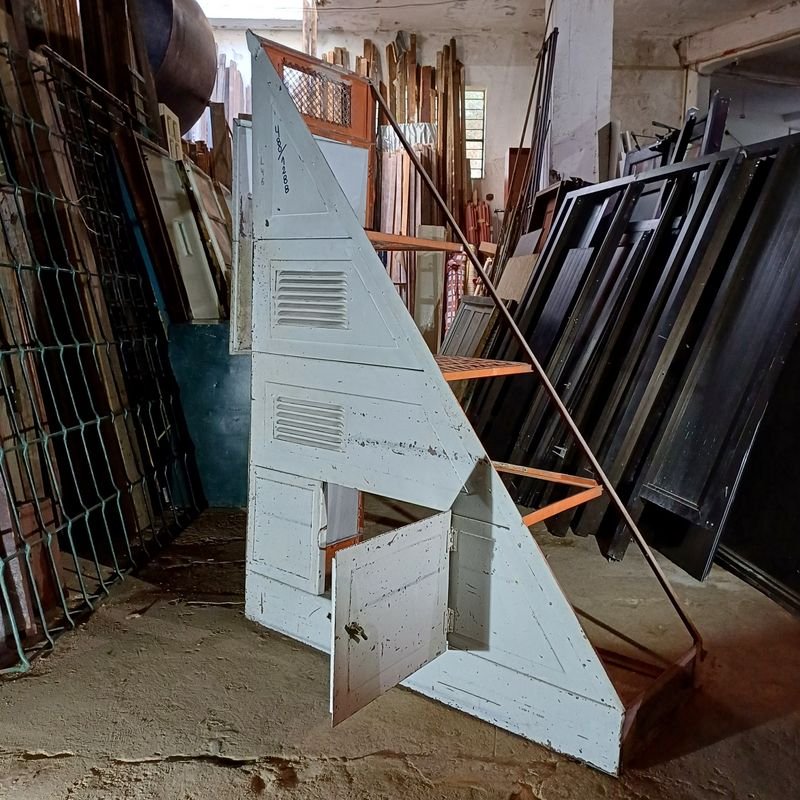 Armario bajo escalera de hierro: Mueble práctico y estético - imagen 2
